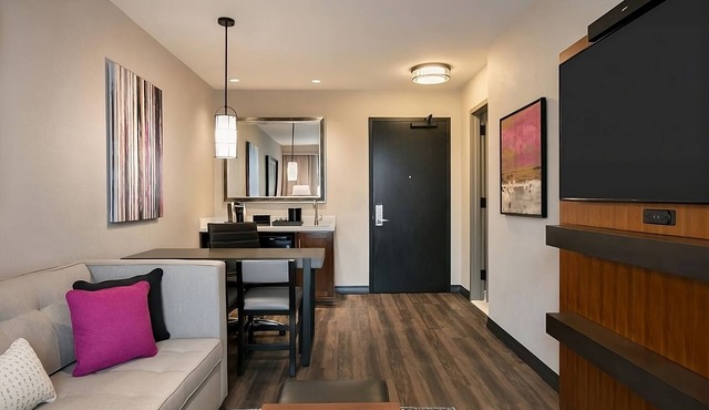 Your Relaxing Getaway Awaits! Free Breakfast, Pool, Pets Allowed, Parking!