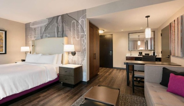 Your Relaxing Getaway! Free Breakfast, Indoor Pool, Free Parking!