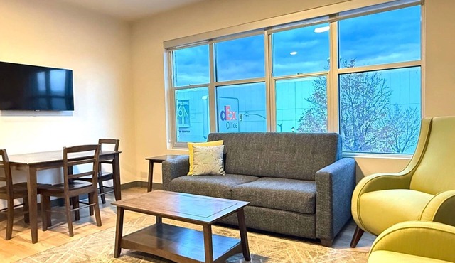 Your Remarkable 2 Bed Travel Apartment Near Riverpark Square Mall