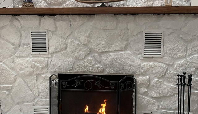 Your retreat in the Hudson Valley with a Hot Tub and Wood burning Fireplace,