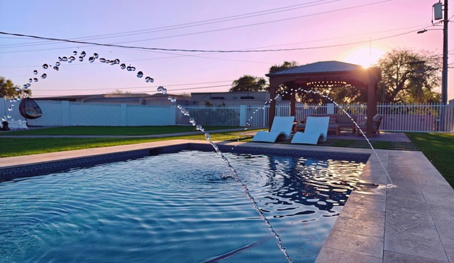 Your Scottsdale Oasis AwaitsnSpacious 5-bed home in brilliant Scottsdale AC WiFi