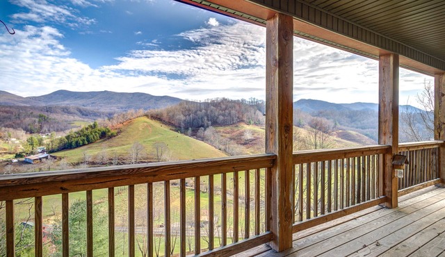 Your Secluded Retreat with Breathtaking Views, Hot tub & Game room