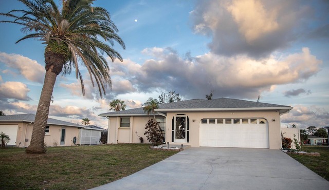 Your serene escape - Modern, cozy, and close to the beach.