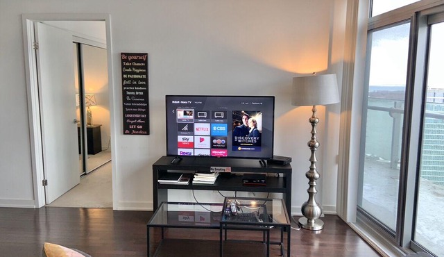 Your Sky Condo In The Heart Of The City, 2Bedroom/2Bathroom, Lakeview Condo.