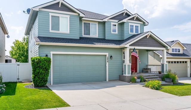 Your Spacious & Comfortable Liberty Lake Retreat W/ Indoor Kids Jungle Gym!