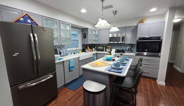 Your St Pete and Clear Water Close Builtin Pool King Bed Full Kitchen Island