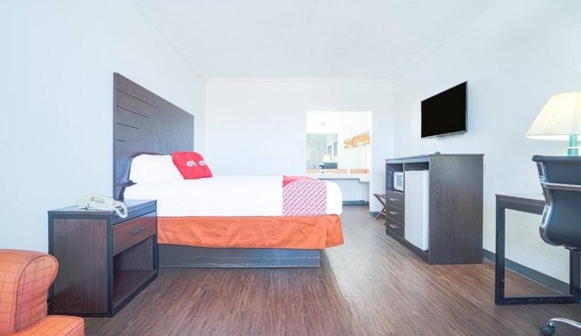 Your Stay Near LE Ramey Golf In A Pet Allowed Room With Free Parking