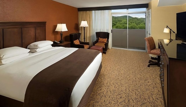 Your Stylish Gatlinburg Getaway! Swimming Pool, Pets Allowed!