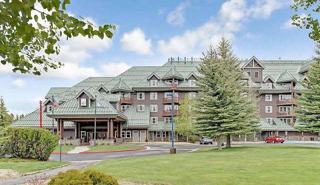 Your Stylish Mountain Retreat! Kitchenette, Outdoor Swimming Pool!