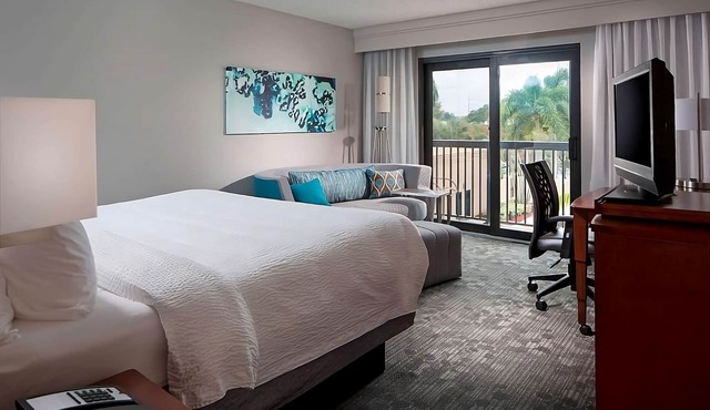 Your Sunny Escape, Minutes to Boca Raton Beach, Pet-Friendly, Free Parking, Pool