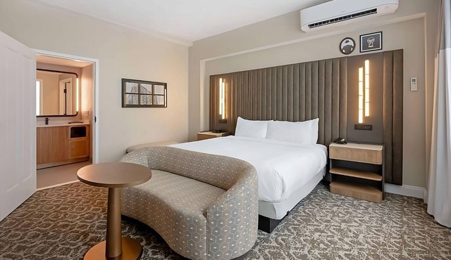 Your Tampa Retreat Awaits: Luxury Living in a Historic Setting! 4 Rooms