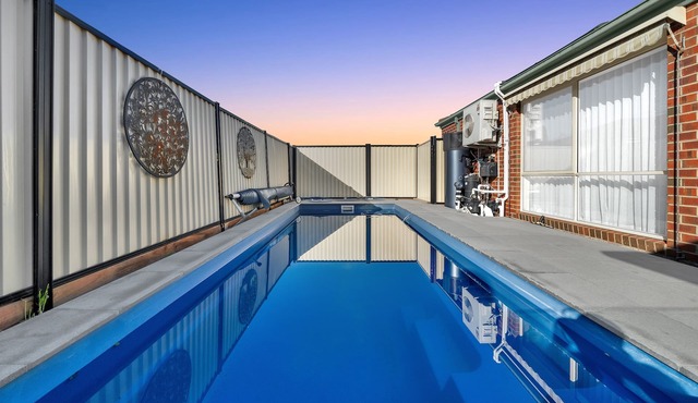 Your Tarneit Escape - 4BR Home with Pool & BBQ