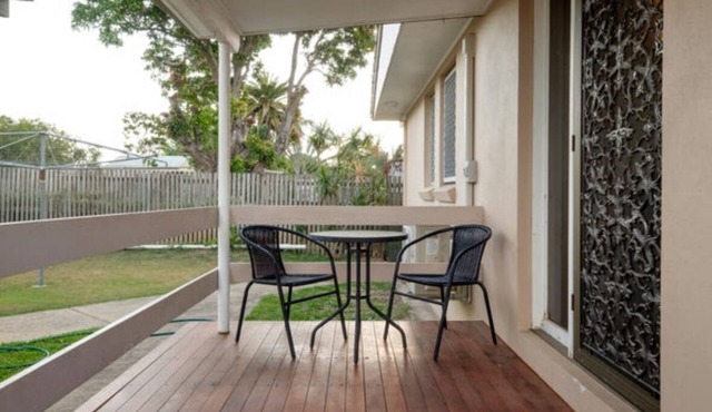 Your Unit at Southside central, close to everything, air con and pet friendly.