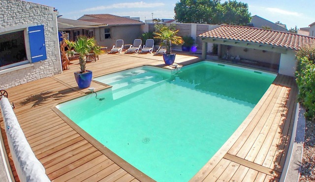 Your vacation with heated swimming pool near the ocean and La Rochelle
