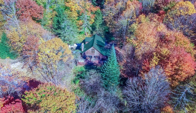 Your Vermont Log Cabin Getaway w/Hot Tub+Firepit-Arrive Early & Stay Late!