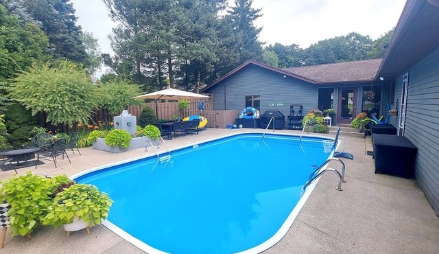 Your Very Own Private Resort with Pool and Hot Tub – Chill Vibes Await!nnnn