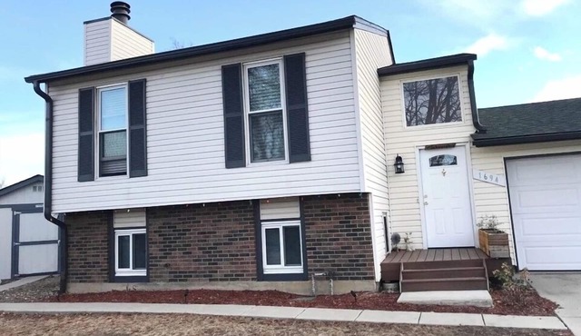 Your warm home, 4 Bedroom Vacation House With Pikes Peak view Pet-friendly