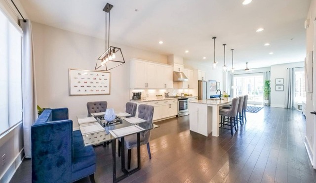 Your World Cup Home Base! Rooftop/SkylineViews/Walk to Mercedes-Benz and Enjoy Some Free Fun for All