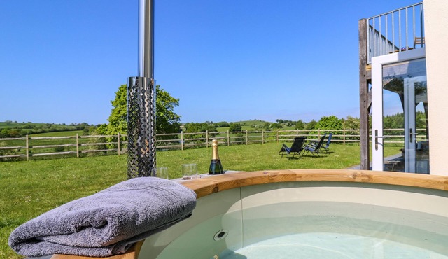 YR ADFA, pet friendly, luxury holiday cottage in Tregaron