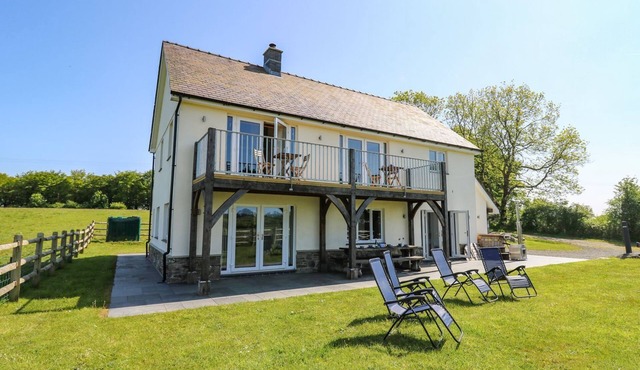 YR ADFA, pet friendly, luxury holiday cottage in Tregaron