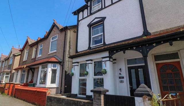 YR ANGOR (THE ANCHOR), pet friendly in Llandudno Junction