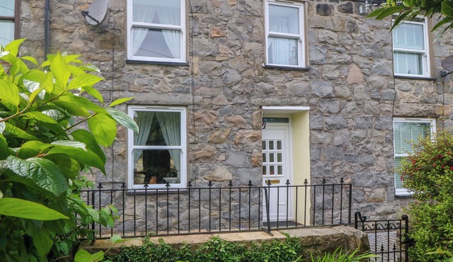 YR ENCIL, pet friendly, character holiday cottage in Trefor