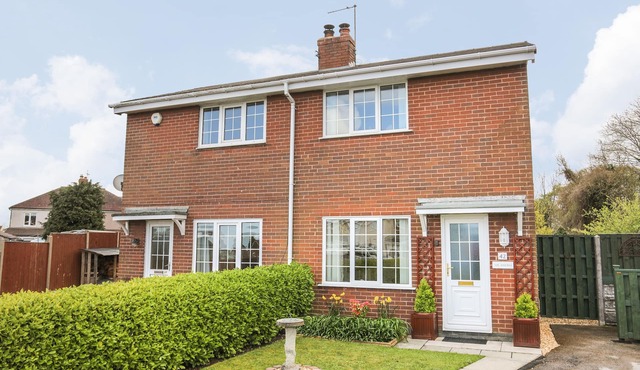 YR HAFAN, pet friendly, with open fire in Llanddulas