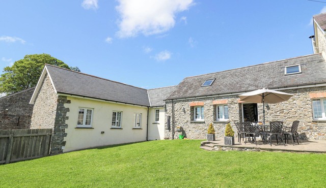 YR HEN BEUDY, pet friendly, country holiday cottage in Capel Bangor