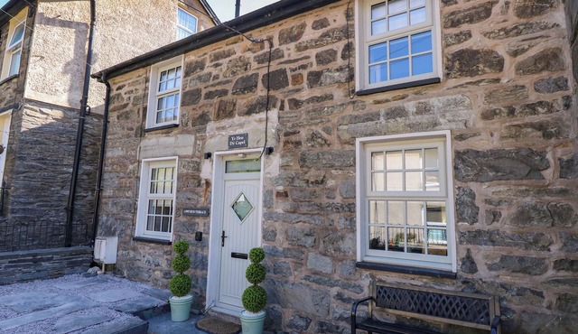 YR HEN DY CAPEL, pet friendly, with open fire in Blaenau Ffestiniog