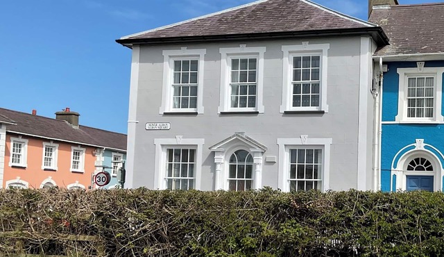 YR HEN FANC (THE OLD BANK)