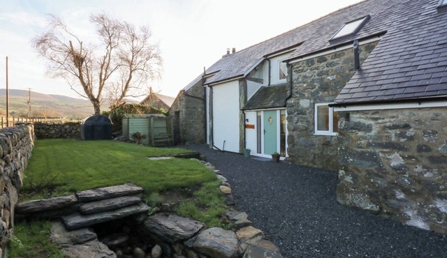 YR HEN FELIN, pet friendly, with open fire in Dyffryn Ardudwy