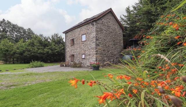 YR HEN FELIN, pet friendly, character holiday cottage in Llanfyllin