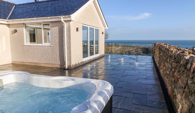 YR HEN FEUDY, family friendly, luxury holiday cottage in Moelfre