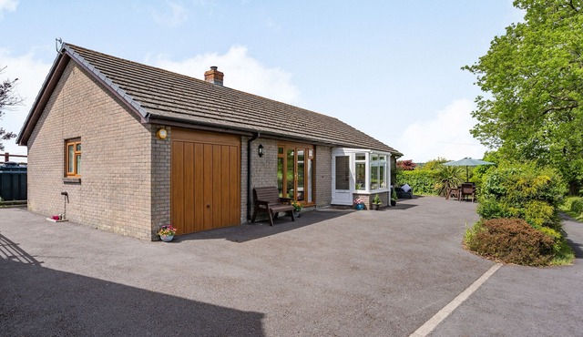 YR HEN FFALD, family friendly, with a garden in Pontarddulais