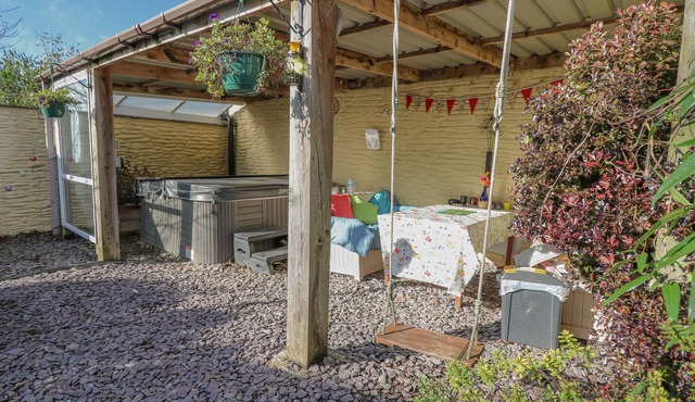 YR HEN LLAETHDY, pet friendly, with hot tub in Newcastle Emlyn