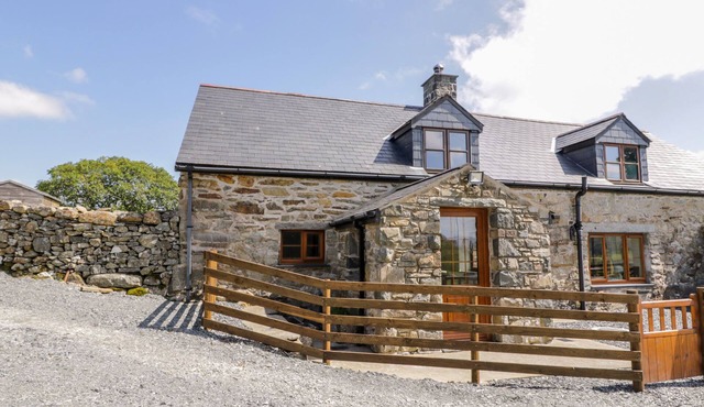 YR HEN STABAL, character holiday cottage in Trawsfynydd