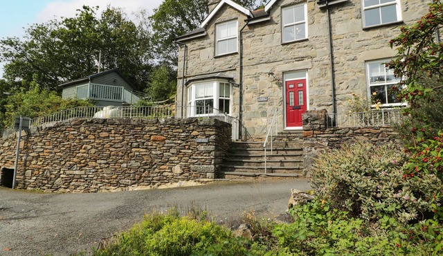 YR HEN SWYDDFA BOST, family friendly, with open fire in Barmouth