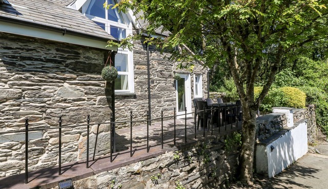 YR HEN YSGOL, THE OLD SCHOOL, family friendly in Prenteg