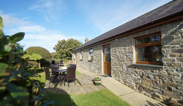 Yr Onwydden - Two Bedroom House, Sleeps 4
