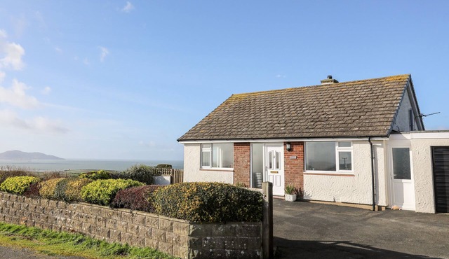 YR ORSEDD, pet friendly, with open fire in Llanfaethlu