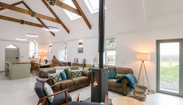 YSGOLDY BRYNWYRE, pet friendly, with open fire in Llanrhystud