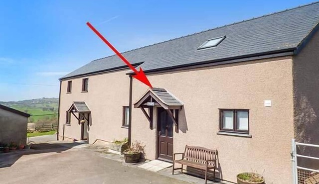 YSGUBOR - BARN, family friendly, with hot tub in Betws Yn Rhos