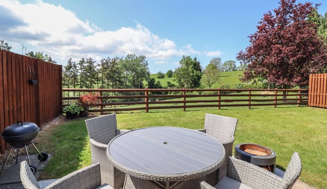 YSGUBOR FACHWEN, pet friendly, with a garden in Bettws Cedewain