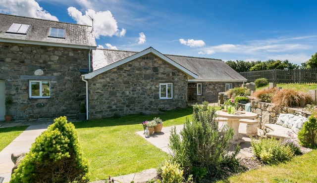 Ysgubor Gwenyn Haf - sleeps 6 guests in 3 bedrooms