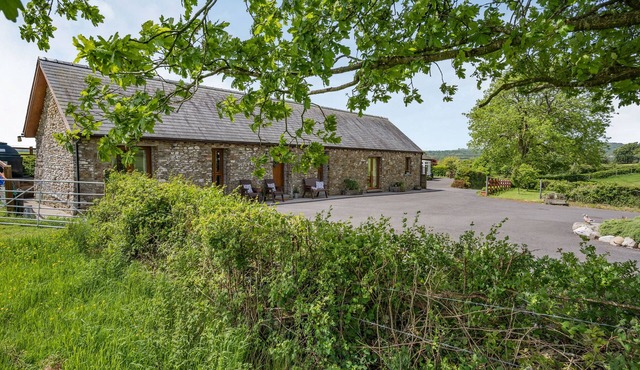 YSGUBOR HIR, family friendly, with a garden in Pontarddulais