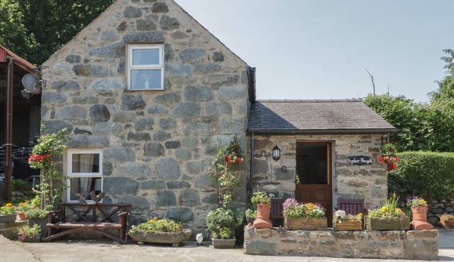 YSGUBOR NEWYDD, family friendly, with a garden in Conwy