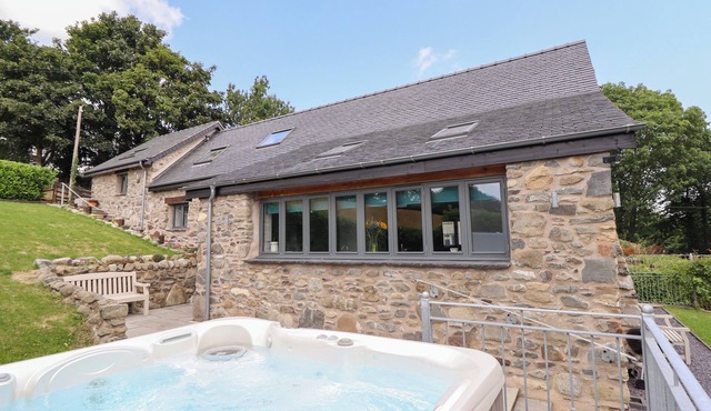 YSGUBOR TYDDYN ISAF, family friendly, with hot tub in Derwen