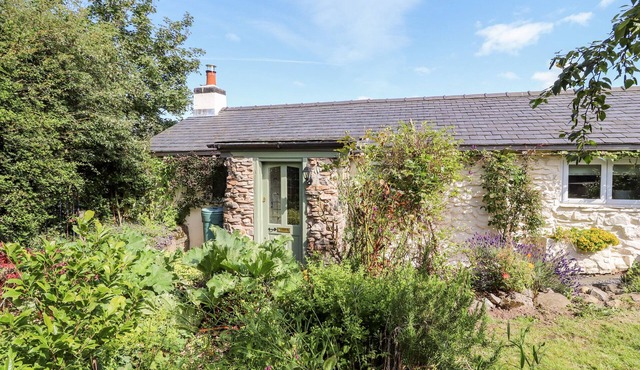 YSGUBOR UCHA, pet friendly, character holiday cottage in Pwllglas