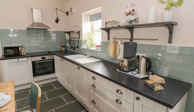 YSTABL ROBYN, pet friendly, character holiday cottage in Llanddarog