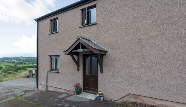 YSTABL - STABLE, romantic, with hot tub in Betws Yn Rhos